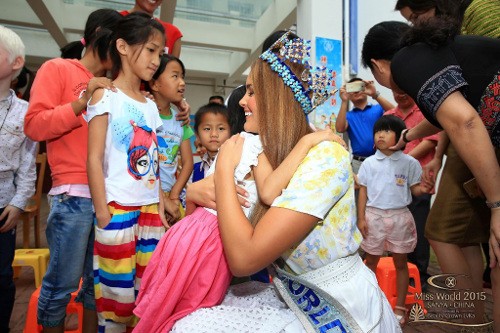 Nguoi dep Miss World tham trai tre mo coi o Tam A-Hinh-2